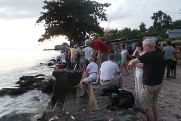 Wisatawan asing yang mendatangi Pantai Kilo Lima untuk melihat gerhana matahari total di Luwuk, Sulawesi Tengah, Rabu (9/3/2016). 