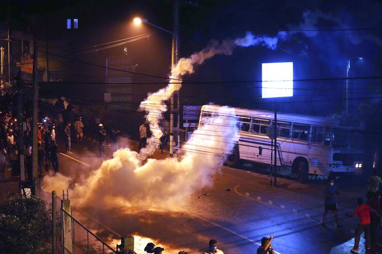 Polisi menggunakan gas air mata untuk membubarkan pengunjuk rasa di luar kediaman pribadi presiden Sri Lanka di pinggiran Kolombo, Sri Lanka, Kamis, 31 Maret 2022. 