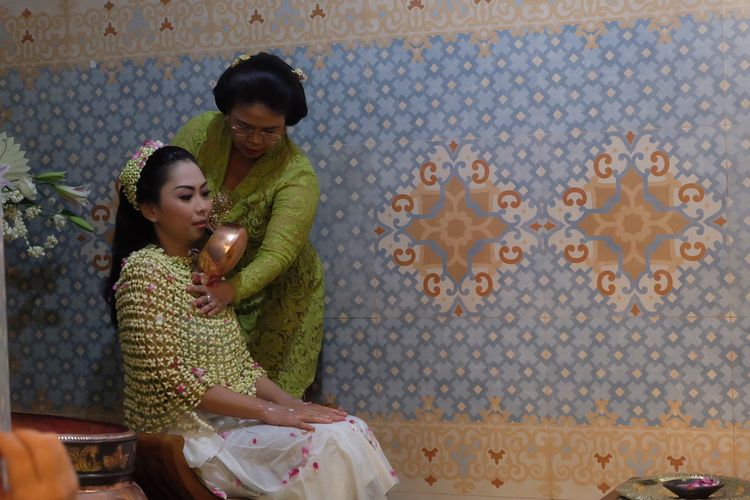 Calon pengantin puteri saat menjalani prosesi siraman Selasa (9/1/2024)
