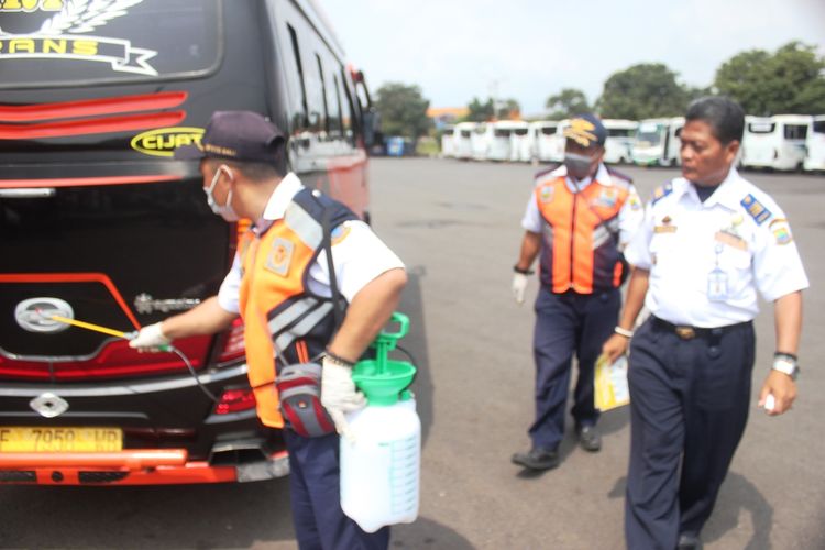 Petugas Dishub Kabupaten Cianjur, Jawa Barat, menyemprot bodi kendaraan angkutan umum di Terminal Pasirhayam, Cianjur, Rabu (18/3/2020). Sterilisasi armada dilakukan sebagai bagian dari upaya pencegahan penyebaran wabah virus Corona atau Covid-19