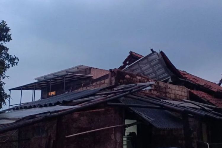 Hujan deras disertai angin kencang merusak 28 rumah dan sejumlah fasilitas umum di Kabupaten Bogor, Jawa Barat, Minggu (4/9/2022) petang.
