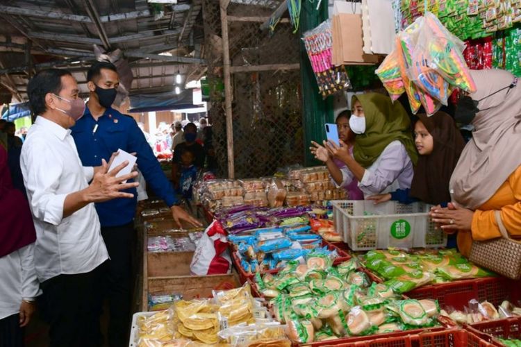 Presiden Joko Widodo saat menyerahkan bantuan sosial kepada pedagang dan masyarakat di Pasar Sukamandi, Subang, Jawa Barat, Selasa (12/7/2022).