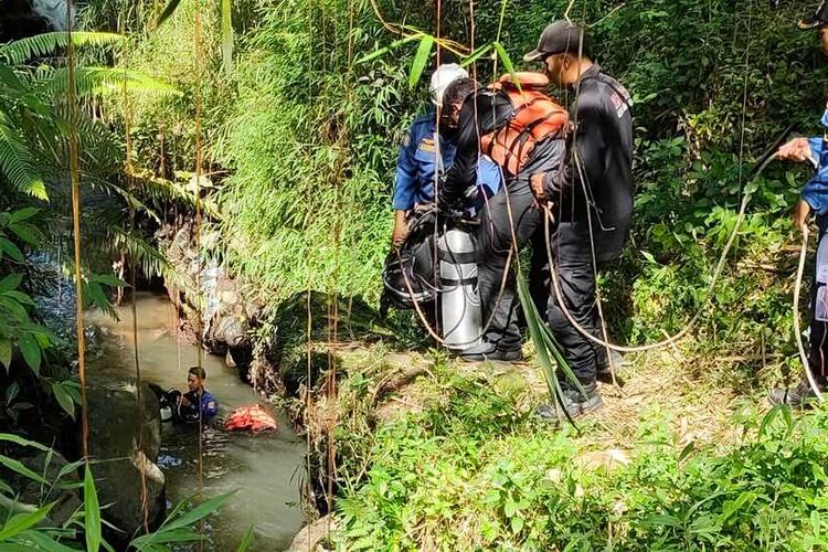 Proses pencarian korban, Sarno (42), oleh petugas gabungan di aliran Sungai Jeglong, Desa Selobero, Kecamatan Salam, Kabupaten Magelang, Jawa Tengah, Minggu (29/5/2022).