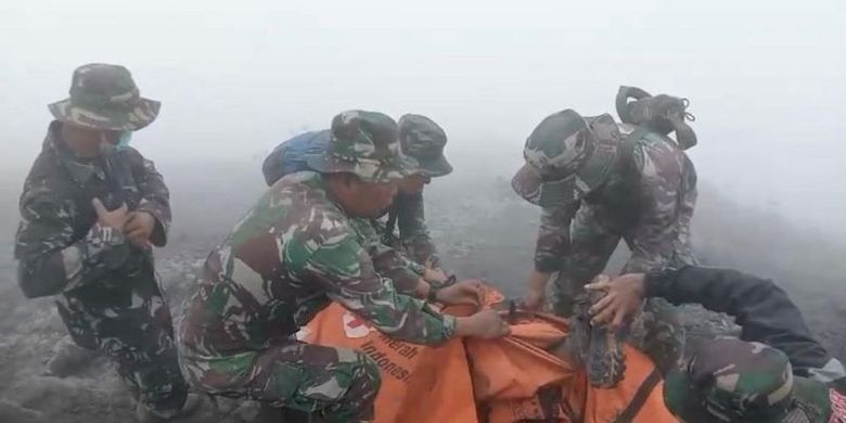 Sejumlah anggota TNI mengevakuasi korban meninggal di Gunung Marapi.