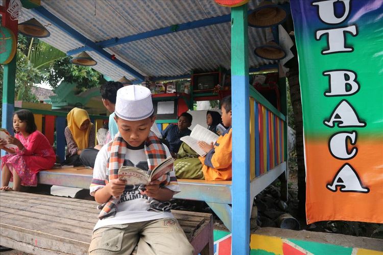 Suasana Pos Kamling di lingkungan RT 02 RW 03, Desa Mojoduwur, Kecamatan Mojowarno, Kabupaten Jombang, Jawa Timur, Rabu (24/7/2019) petang. Pos Kamling ini disulap menjadi taman baca oleh para pemuda desa setempat.