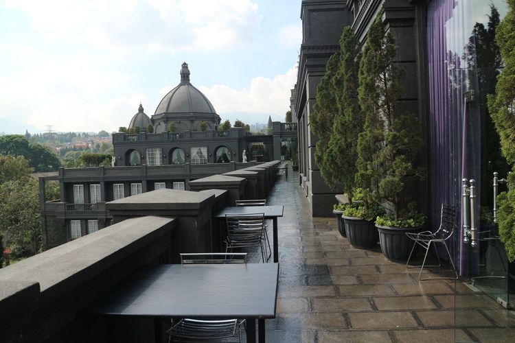 Salah satu area outdoor menuju restoran dengan latar belakang arsitektur hotel bergaya Renaissance