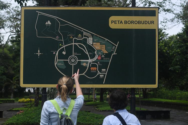 Wisatawan mancanegara melihat peta di Candi Borobudur, Magelang, Jawa Tengah, Rabu (29/11/2017). Candi ini termasuk salah satu dari 4 lokasi wisata yang menjadi prioritas percepatan pembangunan, sebagaimana Presiden Jokowi menargetkan kunjungan wisatawan pada 2019 mencapai 20 juta orang dan pergerakan wisatawan nusantara 275 juta, serta indeks daya saing pariwisata berada di ranking 30 dunia.