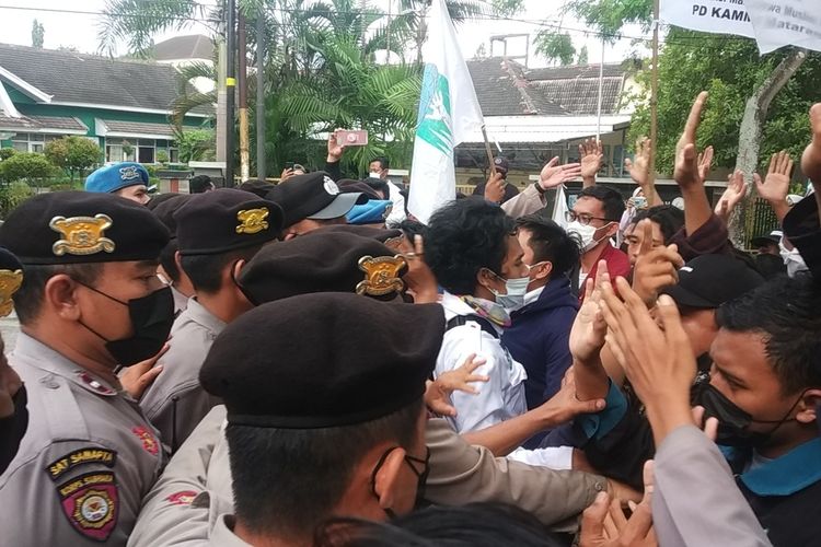 suasana aksi penolakan kedatangan KPK