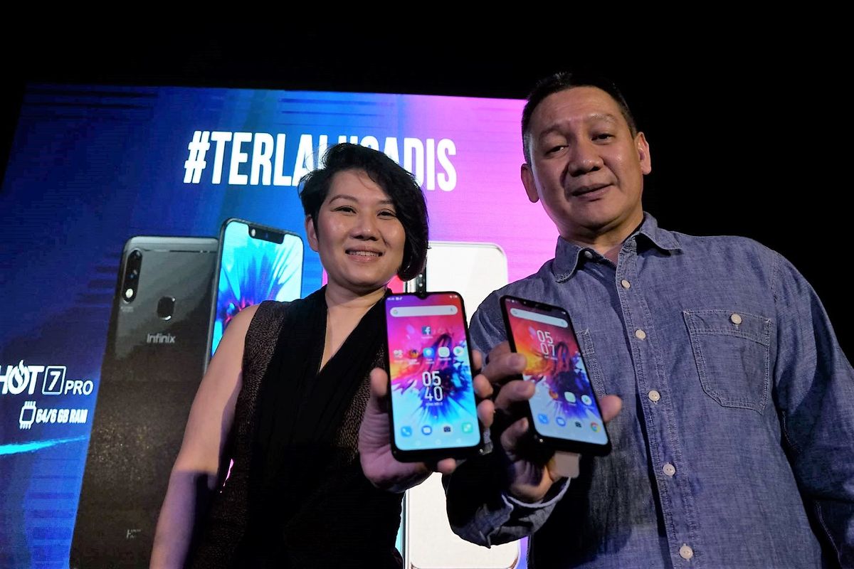 Monika Rudijono (kiri), Chief Marketing Officer Lazada Indonesia, dan Christian Sudibyo (kanan), Vice President Infinix Indonesia, dalam peluncuran dua ponsel Infinix terbaru di Jakarta, Kamis (2/5/2019).
