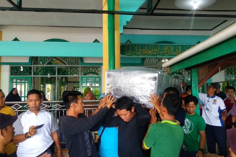 Jenazah Sattiar saat akan dinaikan ke mobil jenazah untuk dibawa ke Bandara Timika, setelah disholatkan di Masjid Al-Khafi Timika, Jumat (27/9/2019)