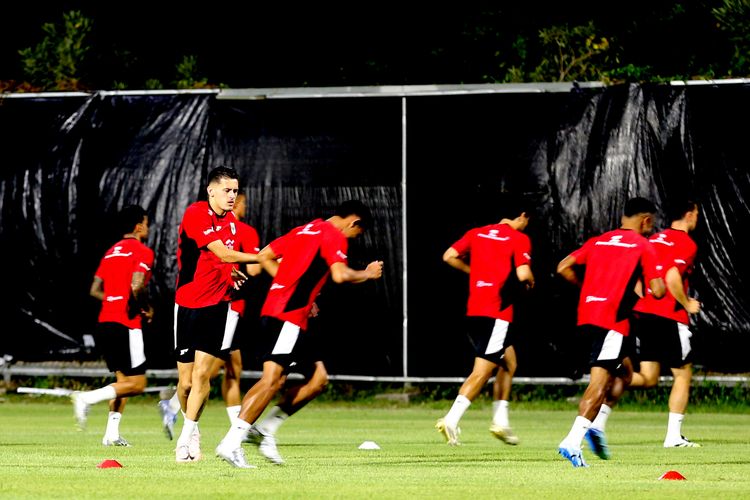 Personel Timnas Indonesia kala menjalani sesi latihan di Lapangan C Kompleks Gelora Bung Tomo, Surabaya, Selasa (2/9/2025) jelang laga FIFA Matchday melawan Taiwan dan Lebanon.