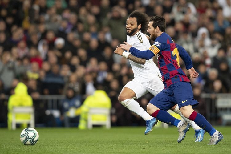 Lionel Messi tengah beradu kecepatan dengan bek Real Madrid, Marcelo, dalam laga bertajuk El Clasico.