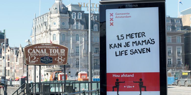 Jalanan di Amsterdam yang sepi karena adanya karantina untuk mencegah penyebaran virus corona. Terlibat sebuah iklan layanan masyarakat dari Pemerintah Belanda mengingatkan untuk menjaga jarak.