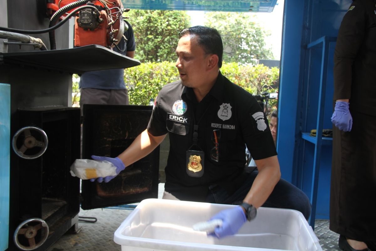 Kasatnarkoba Polres Metro Jakarta Barat AKBP Erick Frendriz saat konferensi pers pemusnahan narkoba di Polres Metro Jakarta Barat, Selasa (5/11/2019)