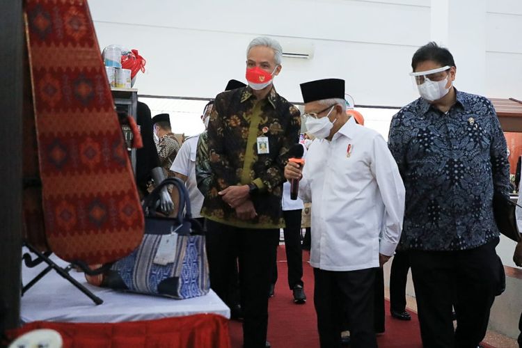 Wakil Presiden Ma'ruf Amin didampingi Gubernur Jateng Ganjar Pranowo di Gedung Gradhika Bhakti Praja, Kota Semarang, Kamis (7/10/2021).