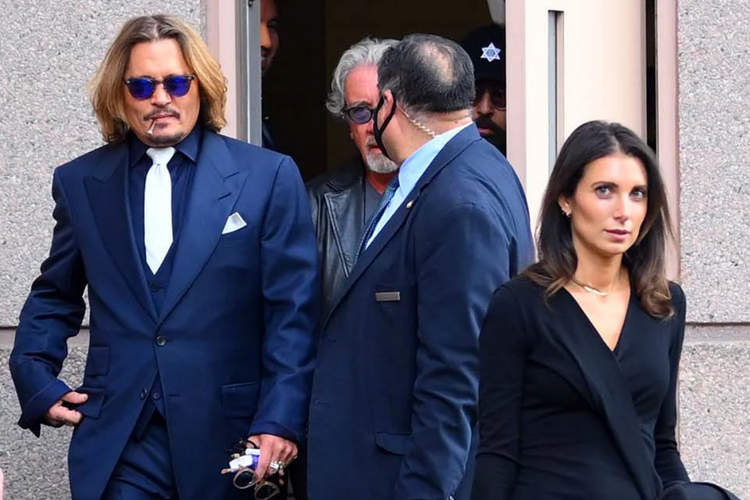 Johnny Depp dikabarkan memiliki pacar baru yang berprofesi sebagai pengacara bernama Joelle Rich