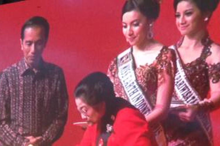 Ketua Umum Partai Demokrasi Indonesia Perjuangan (PDI-P) Megawati Soekarnoputri saat memotong tumpeng kepada Presiden Joko Widodo, saat acara Rapat Kerja Nasional (Rakernas) PDI-P di Hall D JIExpo Kemayoran, Jakarta Pusat, Minggu (10/1/2016).