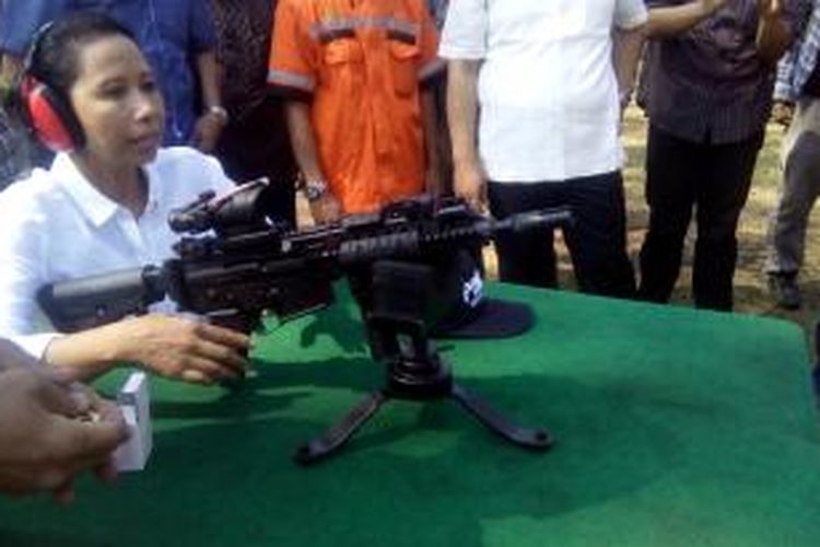Menteri BUMN Rini M Soemarno menembak di lapangan tembak PT Pindad (Persero), Bandung, Sabtu (27/6/2015). Saat ini produksi peluru Pindad mencapai 200 juta butir. Sedangkan, kebutuhan yang harus dipenuhi mencapai 700 juta butir.