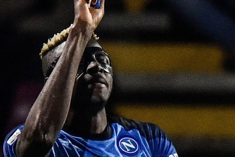 Victor Osimhen berselebrasi seusai mencetak gol untuk Napoli ke gawang Salernitana dalam pekan ke-19 Liga Italia 2022-2023. Laga Salernitana vs Napoli digaler di Stadion Arechi pada Minggu (22/1/2023) dini hari WIB. Terkini, Osimhen mencetak dua gol dalam laga pekan ke-21 Spezia vs Napoli. Dia belum bisa tampil ketika melawan AC Milan pada lanjutan Liga Italia, Senin (3/4/2023) dini hari WIB. (Foto dari Filippo MONTEFORTE/AFP)