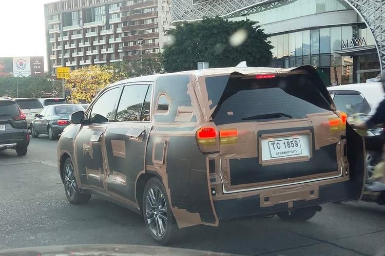 Mobil baru yang diduga Toyota Kijang Innova