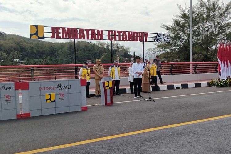 Presiden Jokowi meresmikan jembatan di Kota banjar, Jawa barat, Kamis (19/8/2024).