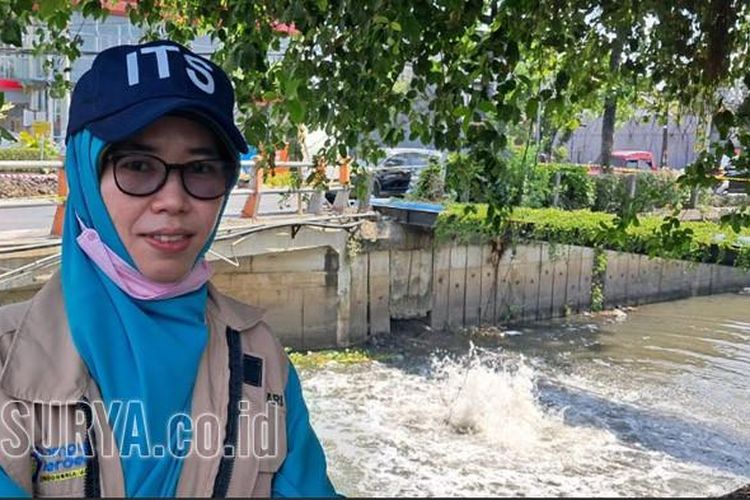 Munculnya semburan air di tengah sungai kawasan Rungkut Tengah, Surabaya kemungkinan dari kandungan gas alami yang tersimpan di bawah permukaan tanah.