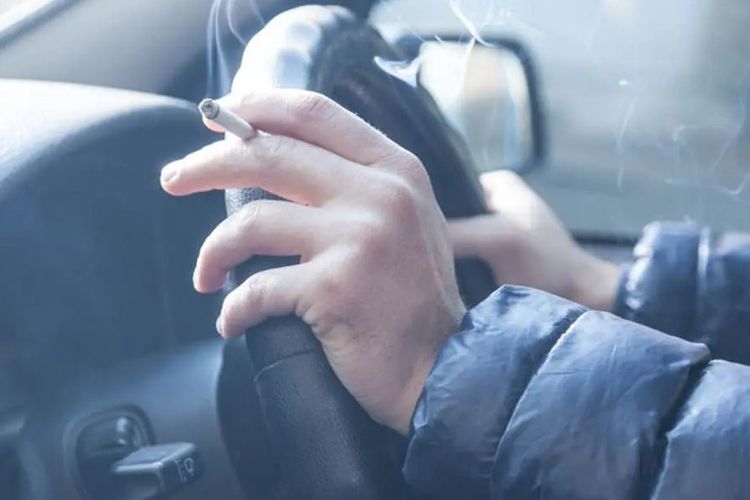 Stop Mengemudi Sambil Merokok, Jalan Raya Adalah Ruang Publik