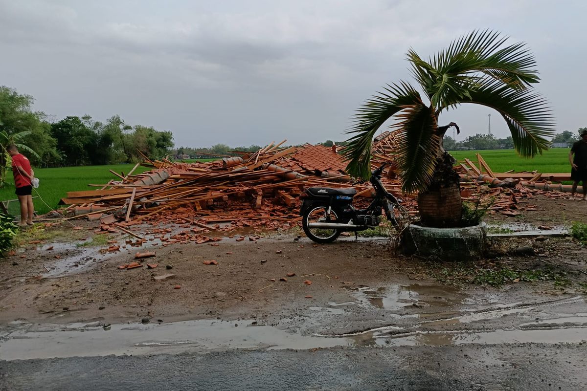 ROBOH—Inilah rumah warga Desa Ngengor, Kecamatan Pilangkenceng, Kabupaten Madiun, Jawa Timur yang roboh dihantam angin kencang saat hujan deras melanda Kabupaten Madiun kemarin sore, Rabu (25/9/2024).