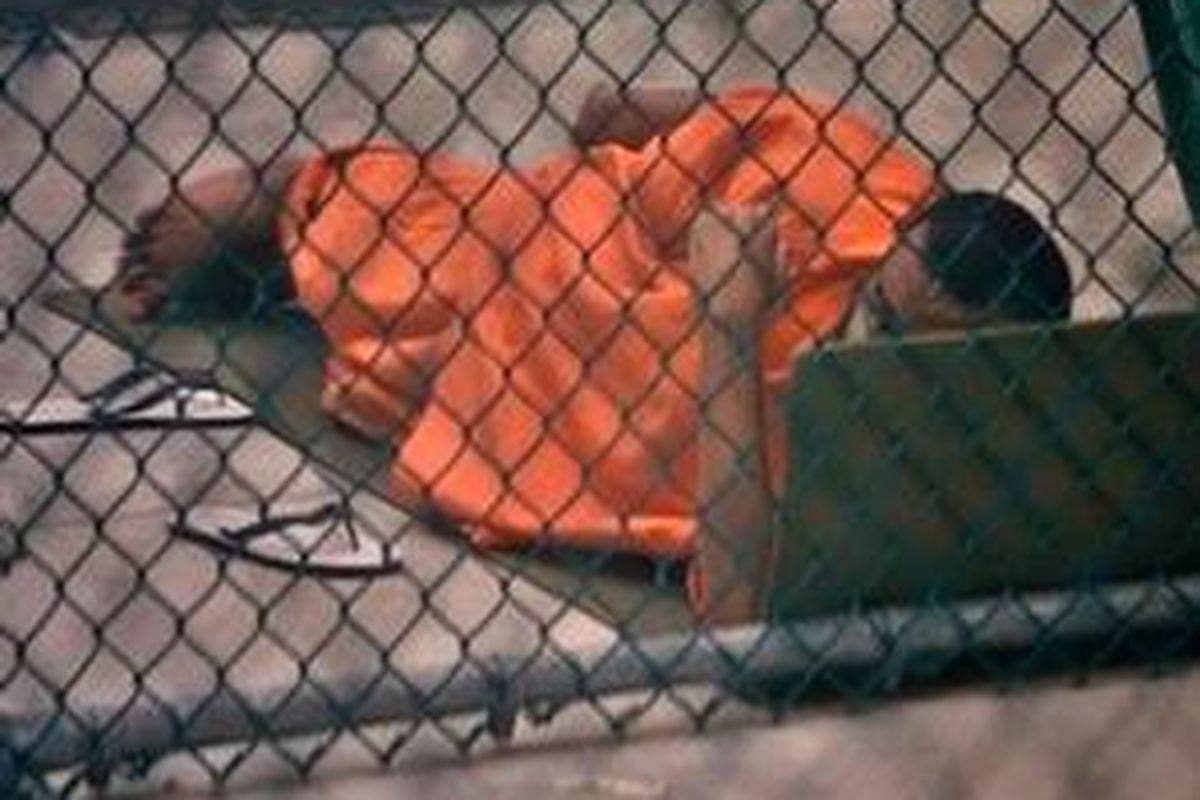 Gambar yang diambil pada 19 November 2008 ini menunjukkan seorang penghuni tahanan Guantanamo yang berbaring di atas matras, Camp 6, Pangkalan Angkatan Laut AS di Teluk Guantanamo, Kuba 