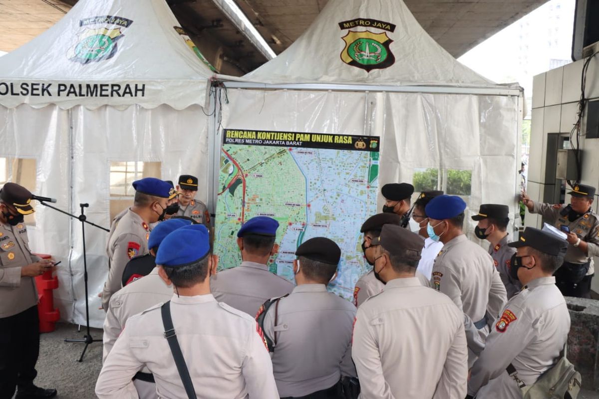 Jajaran Polres Metro Jakarta Barat menyiagakan 278 personel untuk berjaga di titik yang dilintasi pendemo buruh menuju Gedung DPR/MPR, Senayan, Jakarta, Rabu (10/8/2022).