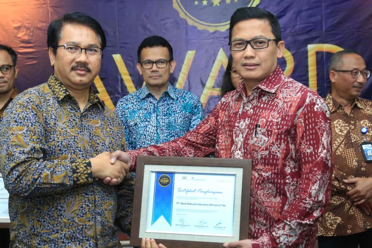 EVP of Investor Relations Division Bank BRI Achmad Royadi mewakili Bank BRI menerima penghargaan sebagai emiten kinerja terbaik di ajang CSA Award 2019, di Kampus Perbanas Institute, Jakarta, Kamis (18/7/2019)