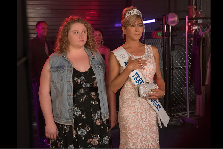 Jennifer Aniston dan Danielle Macdonald dalam film drama komedi Dumplin' (2018).