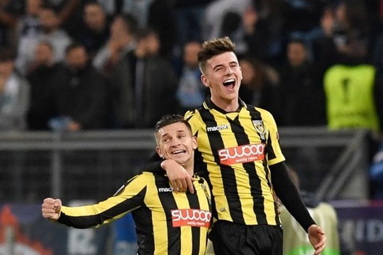 Pemain pinjaman dari Chelsea, Mason Mount (kanan), saat memperkuat Vitesse Arnhem pada laga Liga Europa kontra Lazio, 23 November 2017.