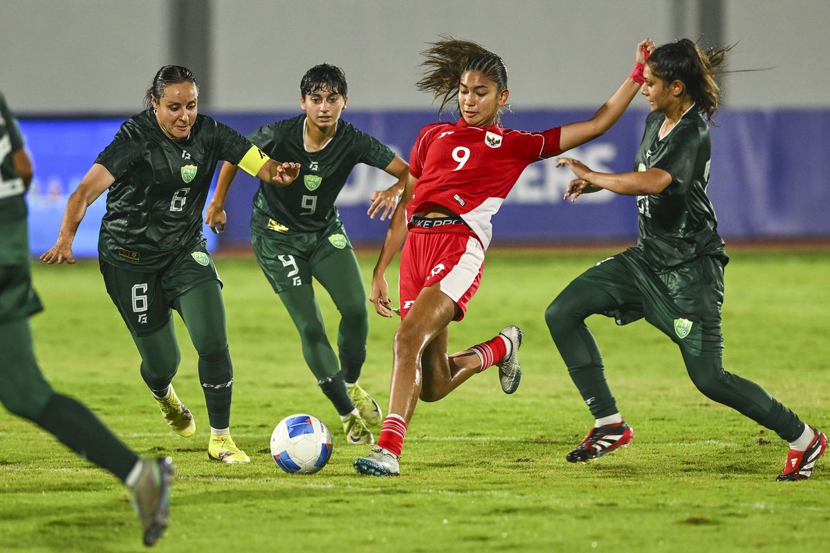 Pesepak bola Timnas Putri Indonesia Claudia Alexandra Scheunemann (tengah) berusaha melewati hadangan pesepak bola Timnas Putri Pakistan saat pertandingan kualifikasi Piala Asia Wanita 2026 Grup D di Stadion Indomilk Arena, Kabupaten Tangerang, Banten, Rabu (2/7/2025). ANTARA FOTO/Galih Pradipta/bar