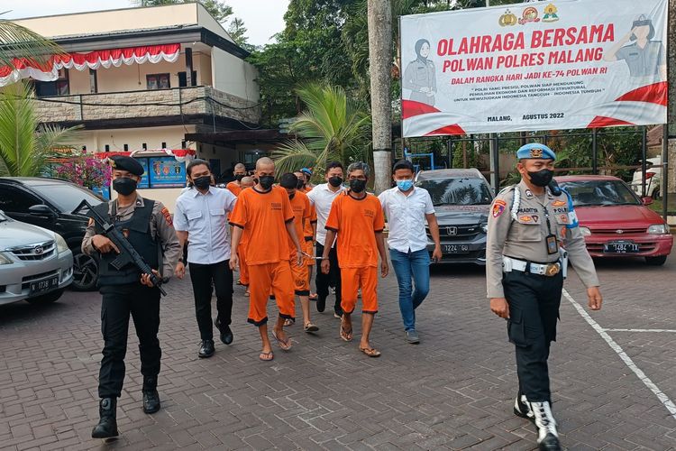 Penanam ganja PR (dua dari kanan) di Kawasan Kecamatan Wajak, Kabupaten Malang saat digelandang di Mapolres Malang, Senin (5/9/2022).