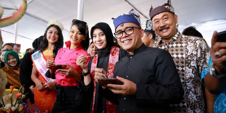 Farah Quinn saat demo masak Ayam Kesrut di Festival Banyuwangi Kuliner 2018 di Taman Blambangan Banyuwangi, Kamis (12/4/2018).