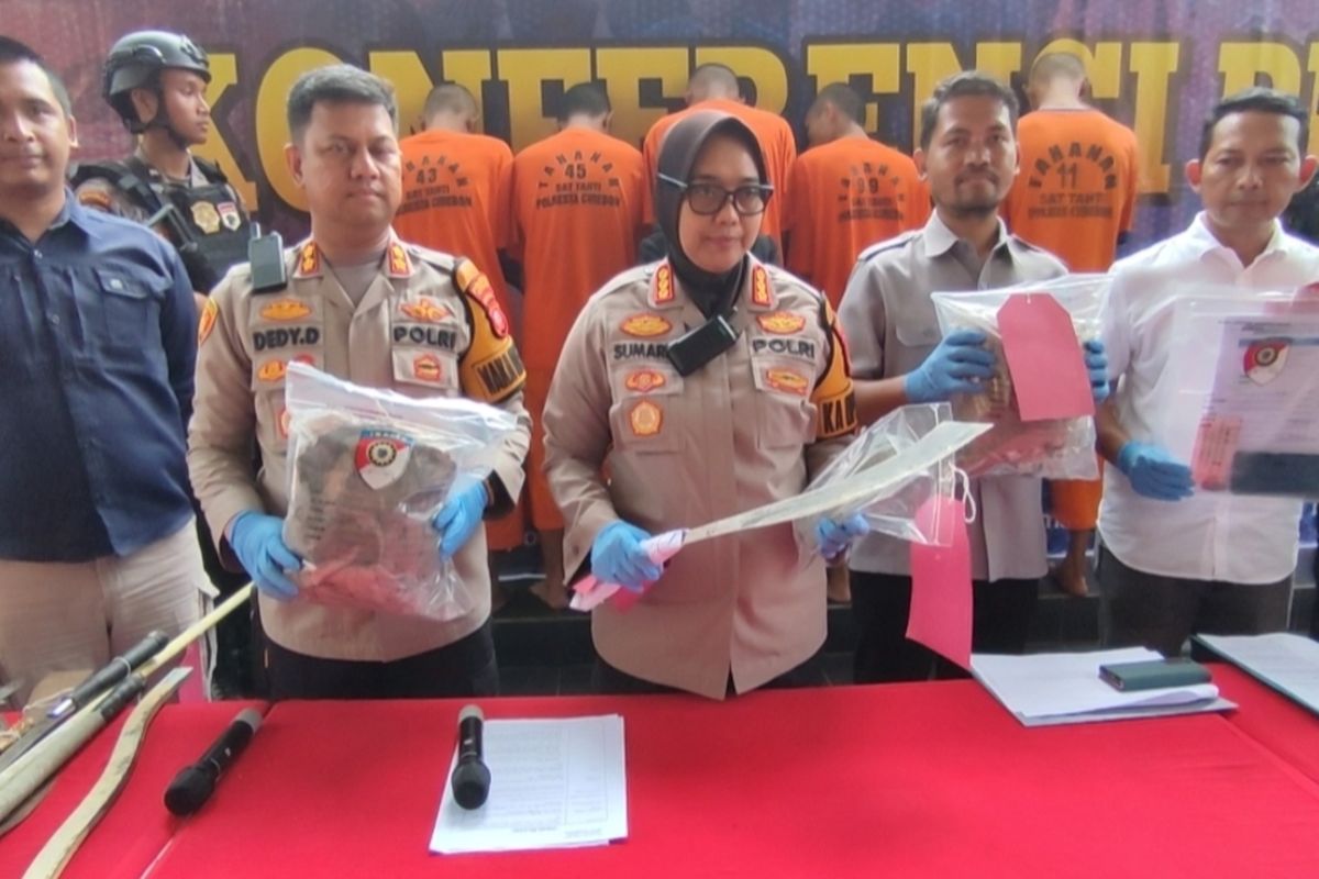 Kapolresta Cirebon Kombes Pol Sumarni bersama jajaran menyampaikan alur tindak pidana yang dilakukan OB Koperasi terhadap Kepala Cabang di Mapolresta Cirebon, Selasa (6/2/2024) petang