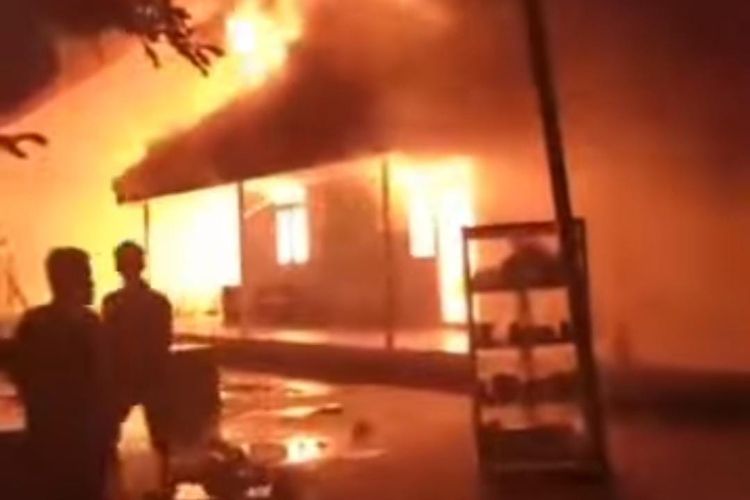 Kebakaran menghanguskan sebuah kantor desa, PAUD dan TK di Desa Bunipah, Kabupaten Banjar, Kalsel, Kamis (16/6/2022). 