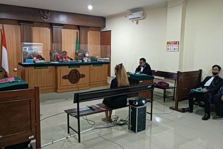 Dian Patria Arum Sari saat mengikuti sidang Pledoi di Pengadilan Negeri Kepanjen, Selasa (14/2/2023).