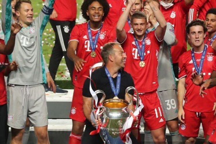 Pelatih Bayern Muenchen Hans-Dieter Flick bersama para pemainnya merayakan trofi juara Liga Champions yang mereka raih seusai mengalahkan PSG pada laga final, 23 Agustus 2020.