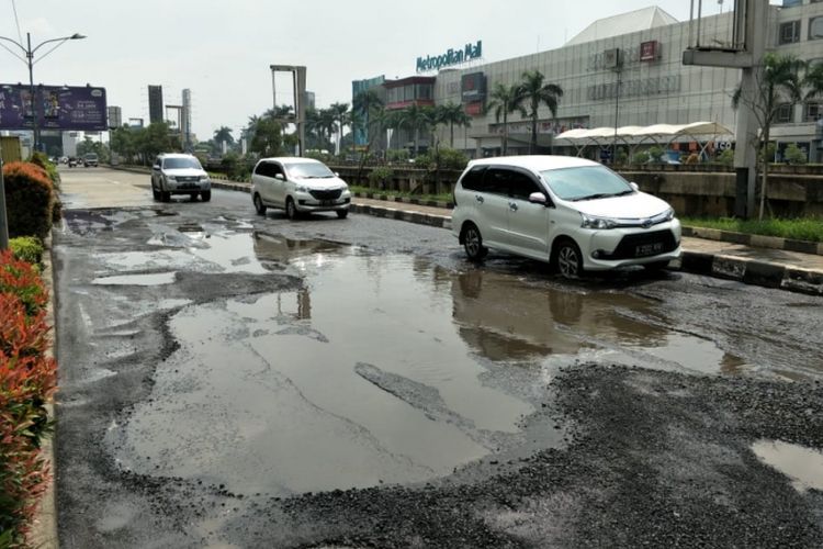 Tampak Jalan KH. Noer Ali, Bekasi Barat, Kota Bekasi rusak parah, Jumat (8/2/2019).