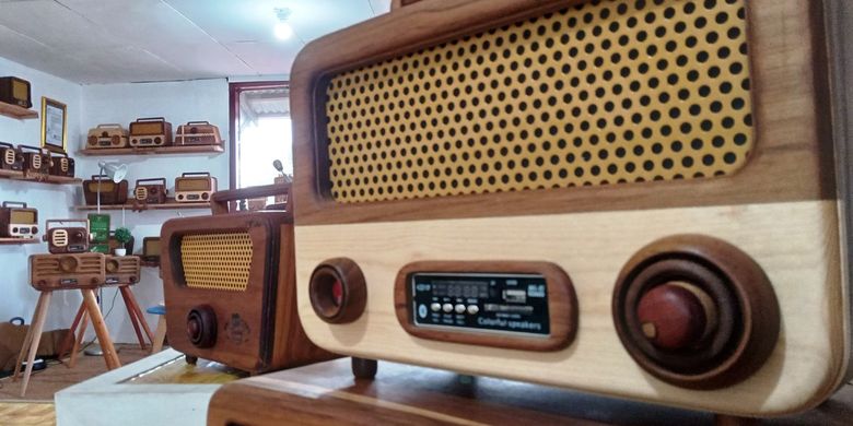 Radio kayu karya pemuda asal Cianjur, Jawa Barat, ini menjadi salah satu suvenir resmi KTT G20 yang akan dihelat di Bali pada pertengahan November 2022.