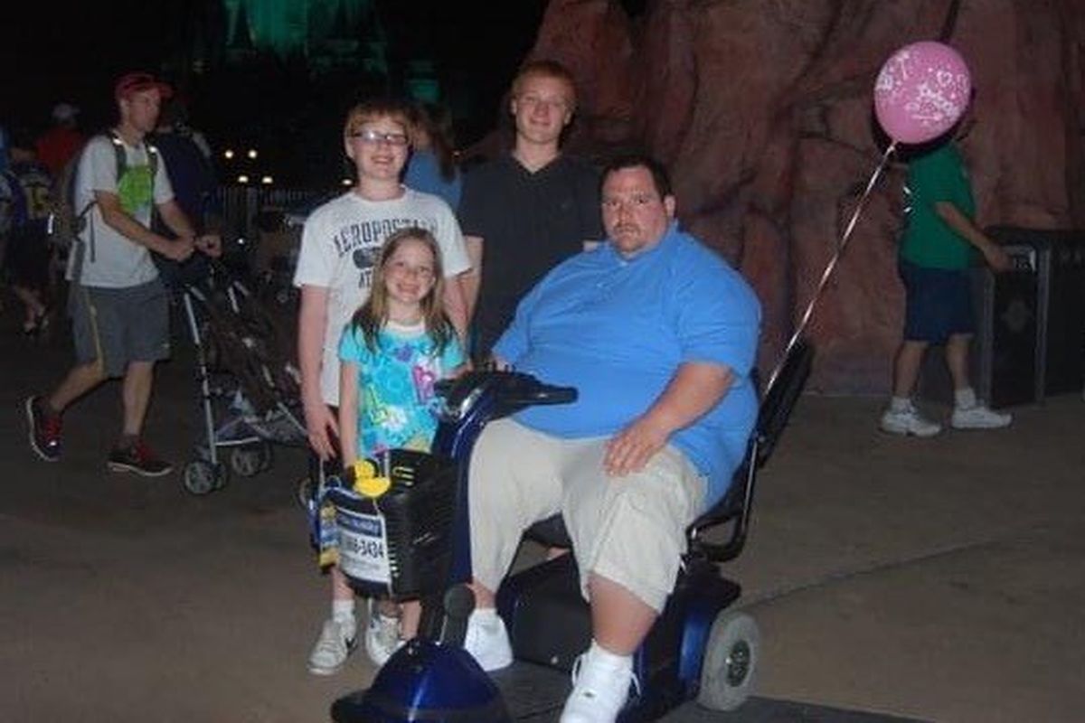 Scott Santarlas saat masih memilik berat badan 216 kilogram, kala berjalan-jalan di  Walt Disney World tahun 2013.