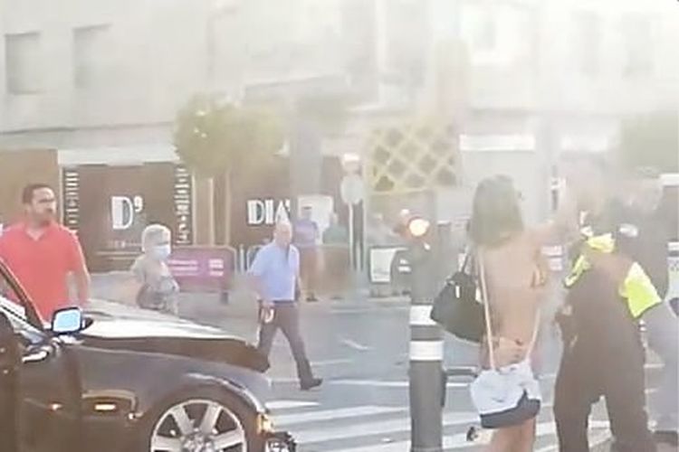 Wanita berpakaian bikini yang terlibat kecelakaan, keluar dari mobilnya dan berjoget sebelum menghampiri polisi.