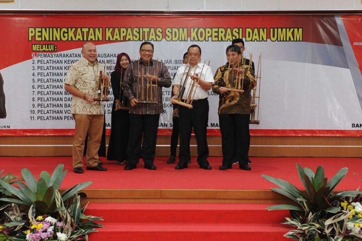 Menkop AAGN Puspayoga saat acara Peningkatan Kapasitas SDM Koperasi dan UKM di Universitas Pendidikan Indonesia, Bandung, Jawa Barat, Rabu (5/4/2017).