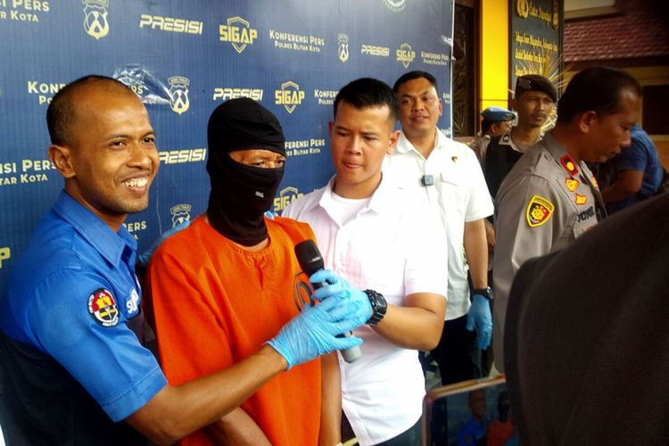 Warga Kecamatan Nglegok, Kabupaten Blitar, MS (67), dihadirkan pada konferensi pers sebagai tersangka kasus persetubuhan dengan anak di bawah umur, Kamis (19/10/2023)