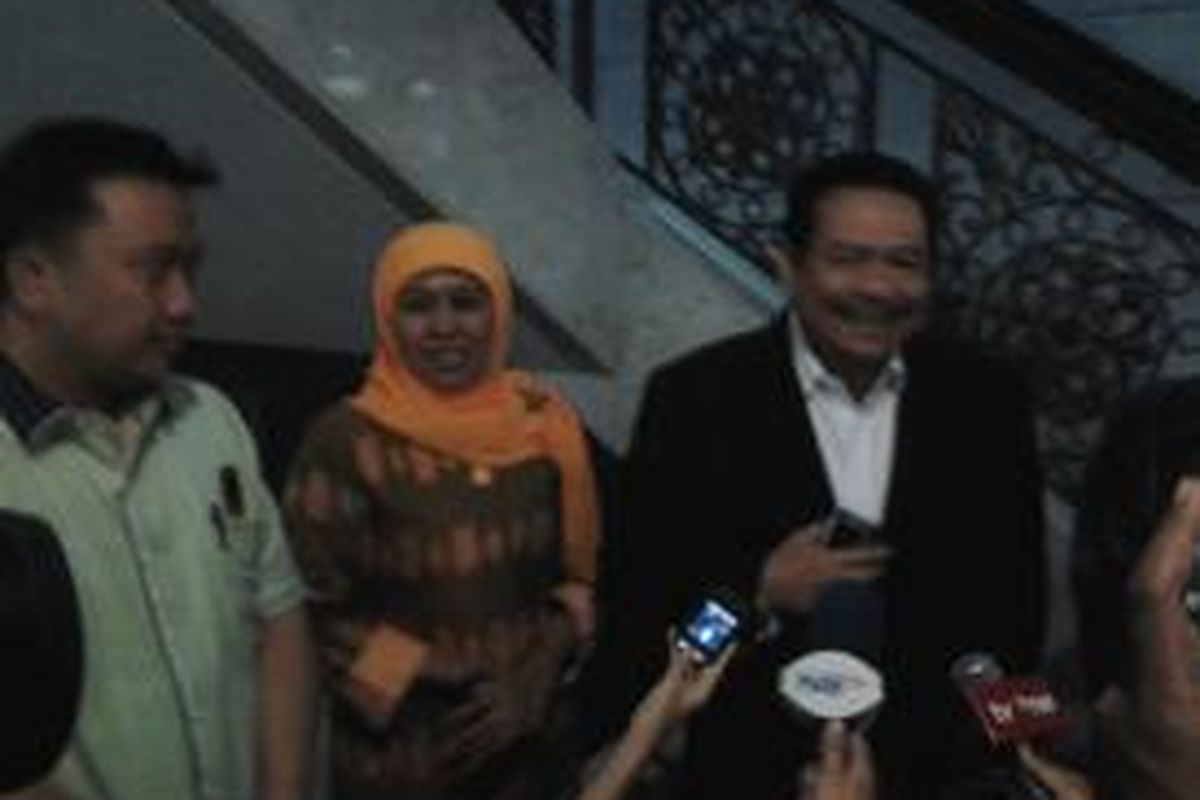 Khofifah Indar Parwansa (tengah) didampingi kuasa hukumnya, Otto Hasibuan (kanan), menggugat Komisi Pemilihan Umum Jawa Timur ke Mahkamah Konstitusi terkait indikasi kecurangan pada Pemilihan Gubernur Jatim, Rabu (11/9/2013).