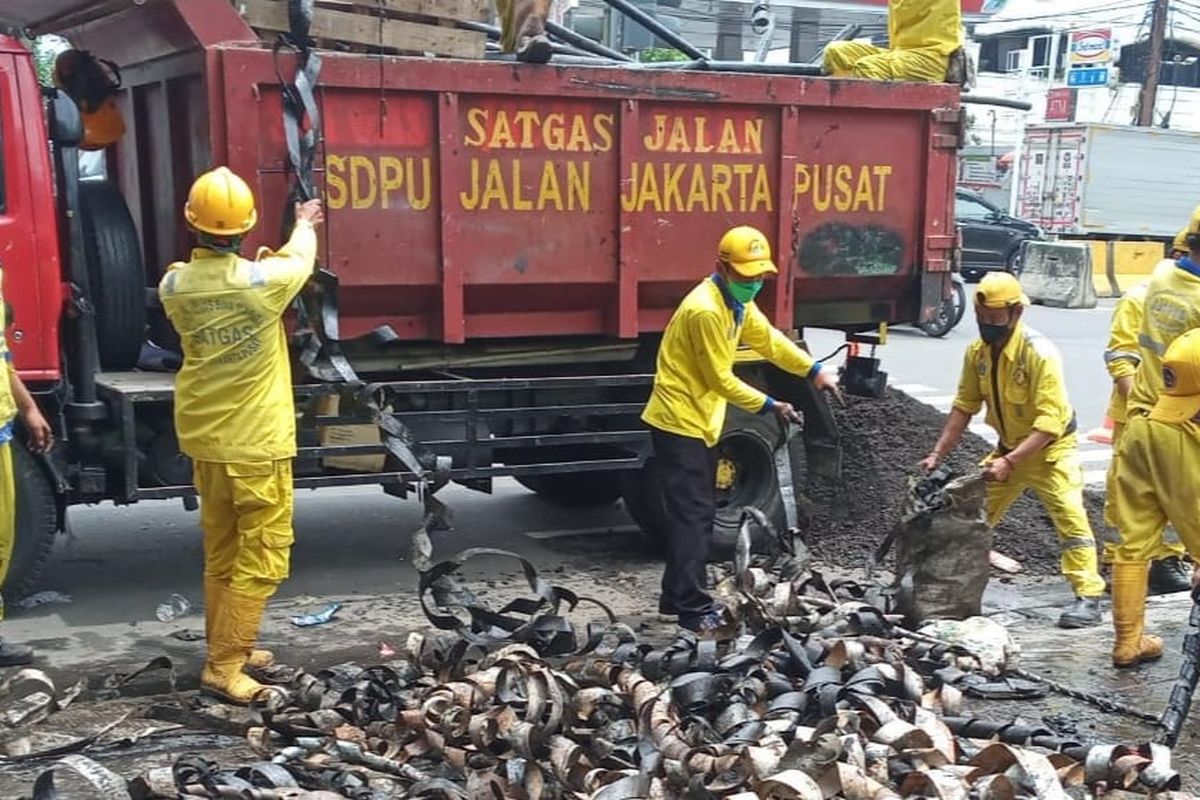 Puluhan kilogram gulungan kulit kabel ditemukan di saluran air di Jalan Bungur Raya, Jakarta Pusat, Kamis (20/1/2022). *dokumen istimewa 