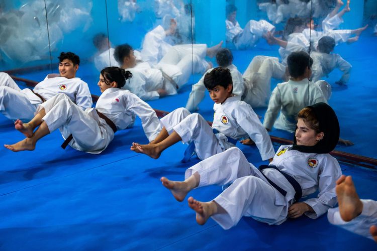 Pengungsi dari Afghanistan berlatih karate di Cisarua Refugee Shotokan Karate Club (CRSKC), Bogor, Jawa Barat, Kamis (8/9/2021). Juara karate Afghanistan, Meena Asadi membuka kursus karate khusus bagi anak-anak pengungsi sejak 6 tahun yang lalu. Meena Asadi bermohon untuk pemerintah Indonesia bisa memberikan para pengungsi di sini kesempatan untuk belajar, bekerja, dan menolong mereka lebih banyak lagi.