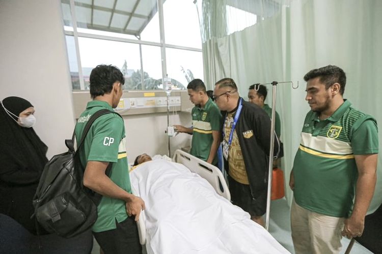 Setelah pertandingan pekan ke-14 Liga 1 2023-2024 manajer tim Persebaya Surabaya Yahya Alkatiri, Kapten tim Reva Adi, dokter tim Ahmad Ridhoi dan Catur Arief Pamungkas mendatangi rumah sakit tempat pemain Dewa United Ady Setiawan dirawat.
